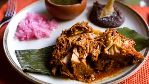 Cochinita Pibil: El Corazón Culinario de Yucatán, Donde Tradición y Sabor Se Vuelven Fiesta