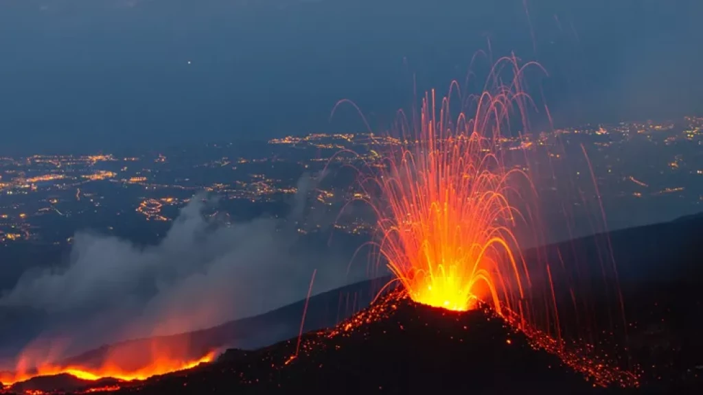 Caos Aéreo en Sicilia: Erupción del Etna Paraliza el Aeropuerto de Catania en Plena Temporada Turística