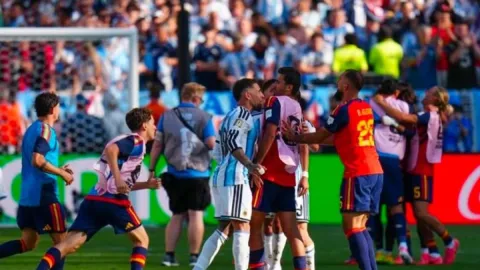 FIFA Impone Sanciones Tras la Polémica Final del Mundial 2026: Paredes, Molina y AFA Reciben Castigos