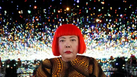 Adiós a una Leyenda: Yayoi Kusama, la Artista Icónica de los Puntos y las Infinitudes, Fallece a los 97 Años