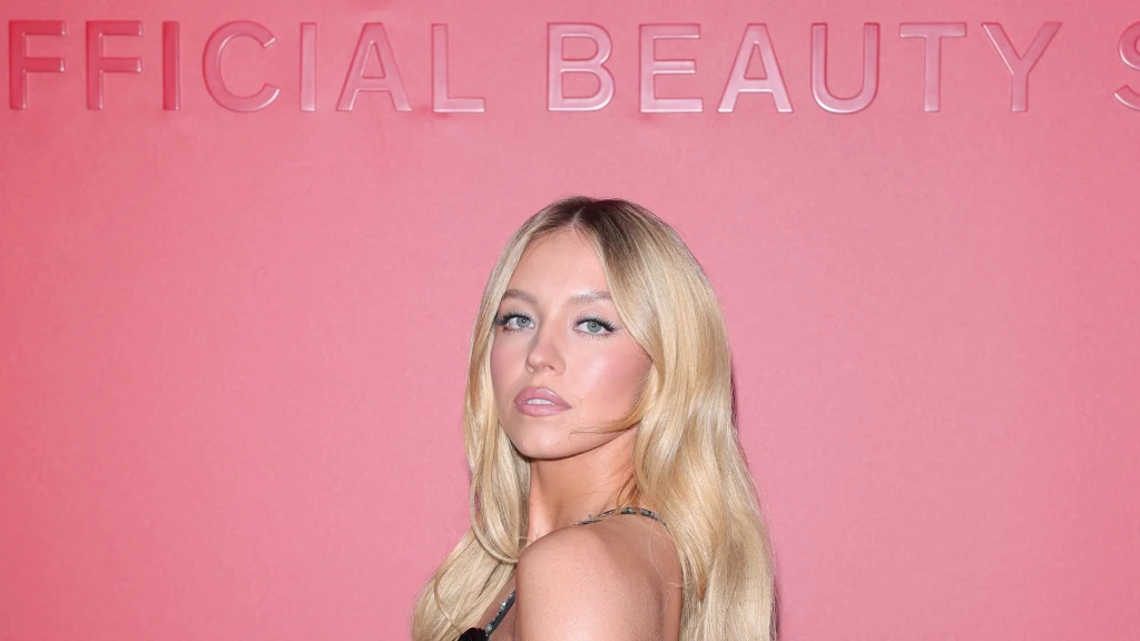 Brillos y Elegancia: Sydney Sweeney y Jonathan Bailey Lideran el Desfile de Estrellas en la Gala de Armani en Venecia