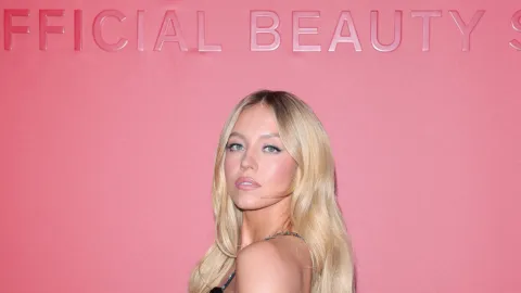 Brillos y Elegancia: Sydney Sweeney y Jonathan Bailey Lideran el Desfile de Estrellas en la Gala de Armani en Venecia