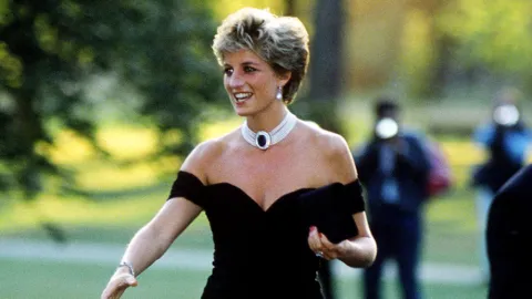 El "Vestido de la Venganza" de Lady Di a subasta en Nueva York por hasta 300.000 dólares