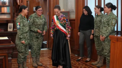 Vestido patrio de presidenta Sheinbaum, homenaje a artesanas del Istmo de Tehuantepec
