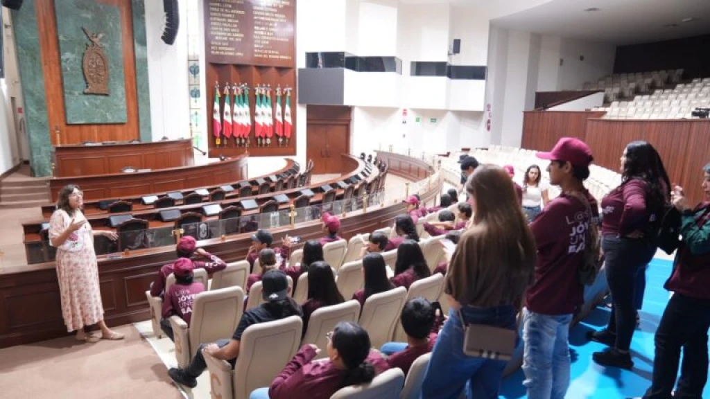 Recibe Congreso del Estado a jóvenes del programa “Las y los Jóvenes Unen al Barrio” para fortalecer su conocimiento y participación ciudadana