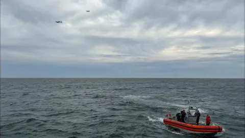 Guardia Costera de EE. UU. Halla Restos de Avión Desaparecido; Búsqueda de Seis Pasajeros Continúa