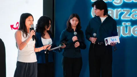 Estudiantes Desarrollan VITA, un Robot de Compañía que Revoluciona el Apoyo a Adultos Mayores