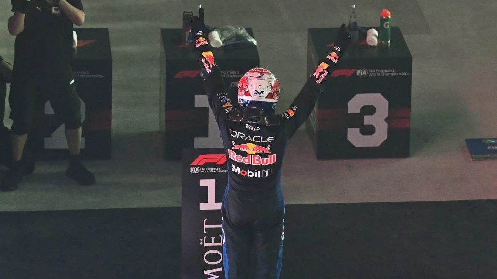 Verstappen Conquista Singapur con Dominio Absoluto y Antonelli Acaricia su Primer Título de F1