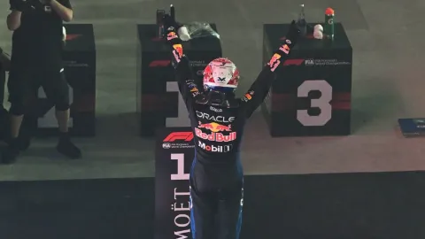 Verstappen Conquista Singapur con Dominio Absoluto y Antonelli Acaricia su Primer Título de F1