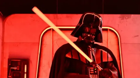 El Icónico Lightsaber de Darth Vader del Duelo 'Yo Soy Tu Padre' Regresa a Subasta