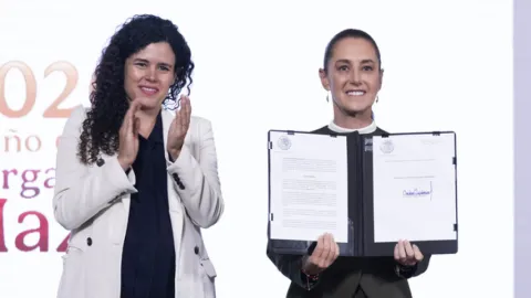 Presidenta firma decreto de entornos digitales seguros para niñas, niños y adolescentes