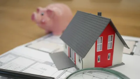 Crisis de Vivienda en México: Precios se Disparan 108.5% Frente a Salarios, que Solo Crecen 25%