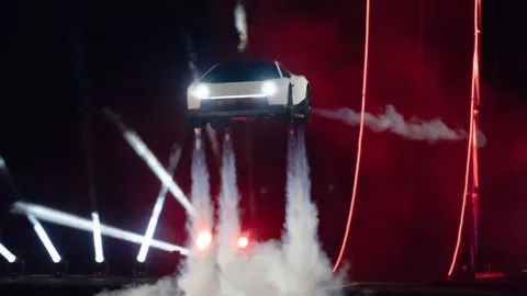 Tesla Desafía la Gravedad: Elon Musk Presenta el Prototipo del Roadster Volador con Tecnología SpaceX