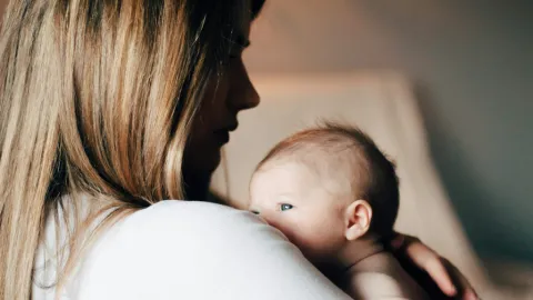 Maternidad en México Cae a Mínimos Históricos: Presiones Económicas y Cambios de Vida Redefinen el Futuro