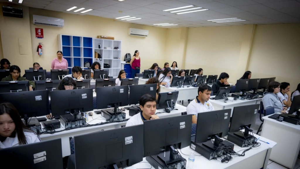 Estudiantes de 22 preparatorias de la UAS realizan el XXV Concurso Estatal de Comprensión Lectora y Redacción