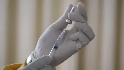 Vacuna Personalizada de ARNm Reduce el Riesgo de Recaída de Melanoma tras Cirugía