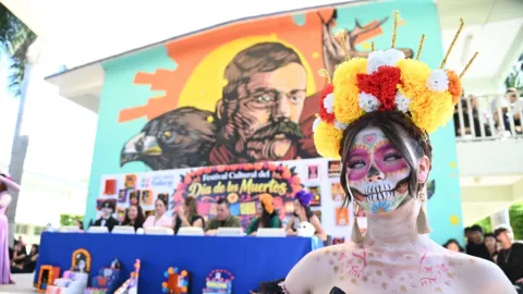 La Preparatoria Emiliano Zapata rinde homenaje a los fieles difuntos con altares y catrinas