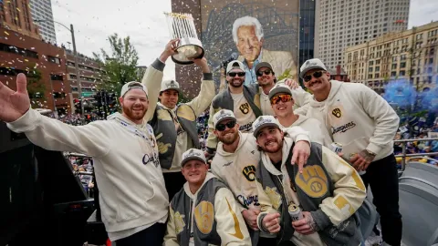 Cerveceros de Milwaukee Inundan Calles con Masivo Desfile Tras su Primer Título de Serie Mundial en 44 Años